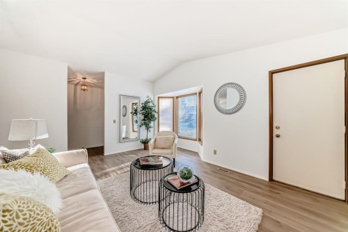 20 Cedardale Hill Sw, Calgary, AB - Indoor Photo Showing Living Room