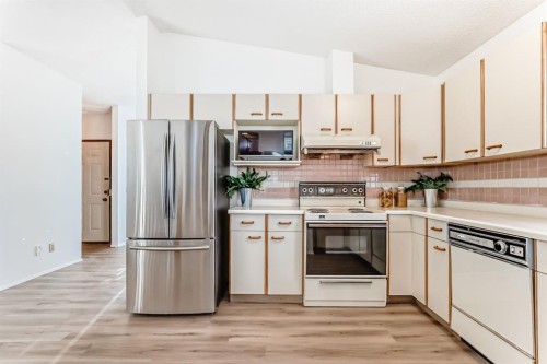 20 Cedardale Hill Sw, Calgary, AB - Indoor Photo Showing Kitchen