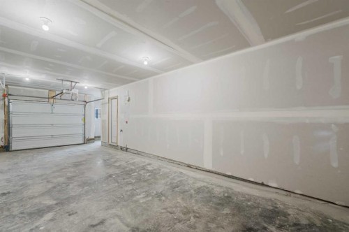 607 Mahogany Road Se, Calgary, AB - Indoor Photo Showing Garage