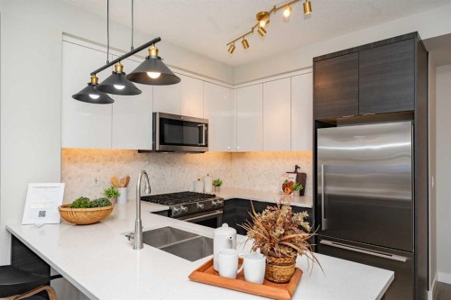 3122-95 Burma Star Road Sw, Calgary, AB - Indoor Photo Showing Kitchen With Stainless Steel Kitchen With Double Sink With Upgraded Kitchen