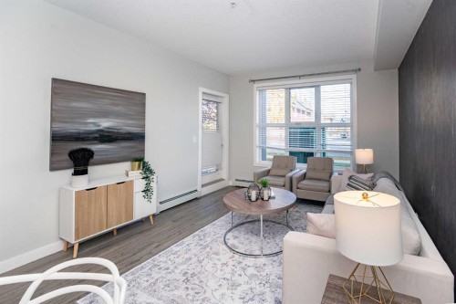 3122-95 Burma Star Road Sw, Calgary, AB - Indoor Photo Showing Living Room