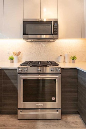3122-95 Burma Star Road Sw, Calgary, AB - Indoor Photo Showing Kitchen With Stainless Steel Kitchen With Upgraded Kitchen
