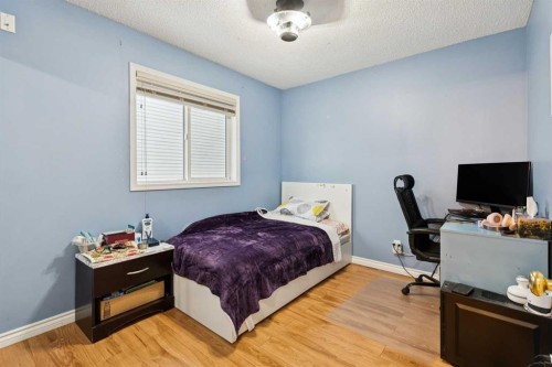 99 Inverness Park Se, Calgary, AB - Indoor Photo Showing Bedroom