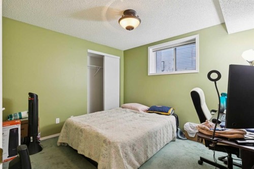 99 Inverness Park Se, Calgary, AB - Indoor Photo Showing Bedroom