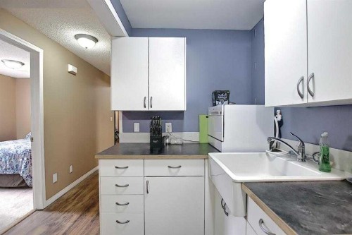 1 Prestwick Mount Se, Calgary, AB - Indoor Photo Showing Kitchen