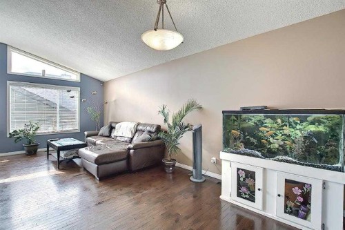 1 Prestwick Mount Se, Calgary, AB - Indoor Photo Showing Living Room