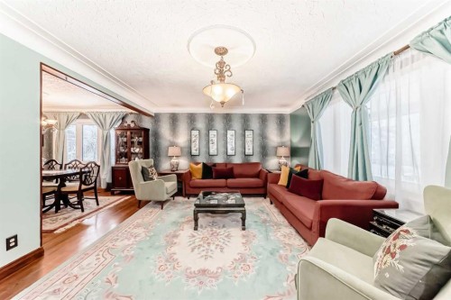 5923 Thorncliffe Drive Nw, Calgary, AB - Indoor Photo Showing Living Room