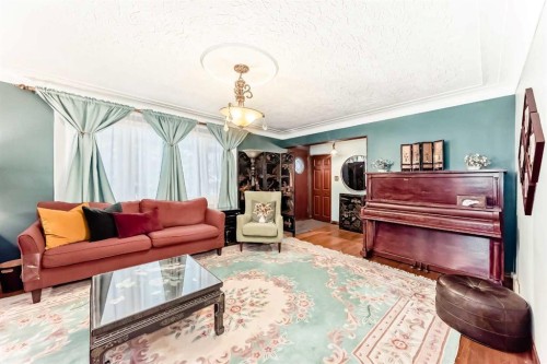 5923 Thorncliffe Drive Nw, Calgary, AB - Indoor Photo Showing Living Room