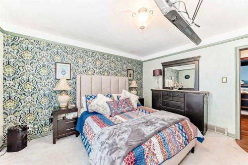 5923 Thorncliffe Drive Nw, Calgary, AB - Indoor Photo Showing Bedroom