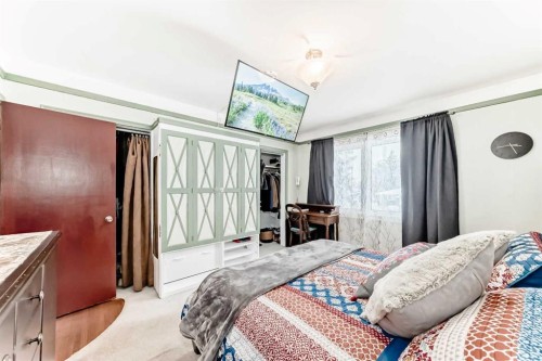 5923 Thorncliffe Drive Nw, Calgary, AB - Indoor Photo Showing Bedroom