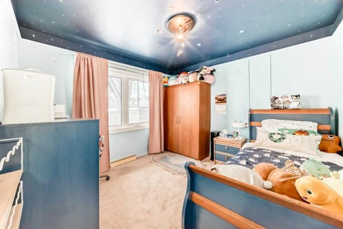 5923 Thorncliffe Drive Nw, Calgary, AB - Indoor Photo Showing Bedroom