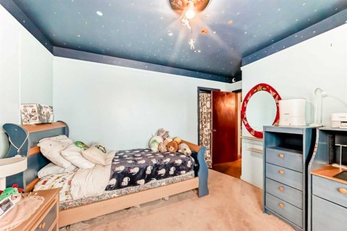 5923 Thorncliffe Drive Nw, Calgary, AB - Indoor Photo Showing Bedroom