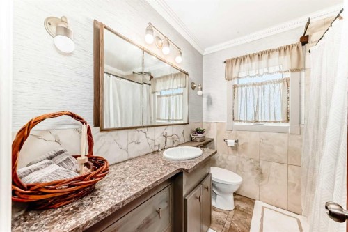 5923 Thorncliffe Drive Nw, Calgary, AB - Indoor Photo Showing Bathroom