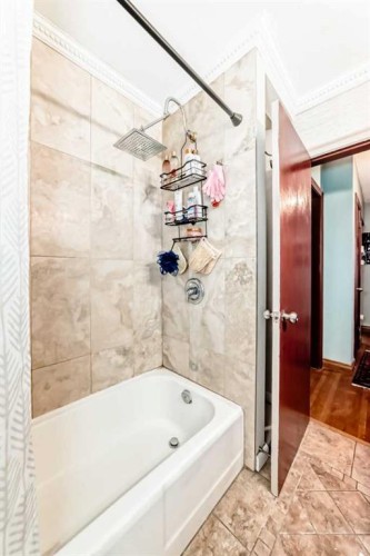5923 Thorncliffe Drive Nw, Calgary, AB - Indoor Photo Showing Bathroom