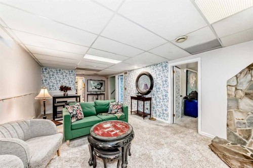 5923 Thorncliffe Drive Nw, Calgary, AB - Indoor Photo Showing Other Room