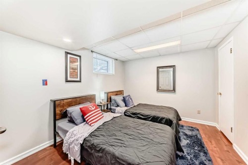 5923 Thorncliffe Drive Nw, Calgary, AB - Indoor Photo Showing Bedroom