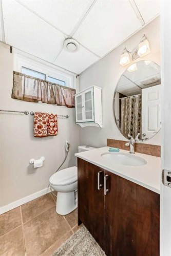 5923 Thorncliffe Drive Nw, Calgary, AB - Indoor Photo Showing Bathroom