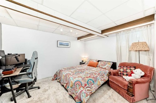 5923 Thorncliffe Drive Nw, Calgary, AB - Indoor Photo Showing Bedroom