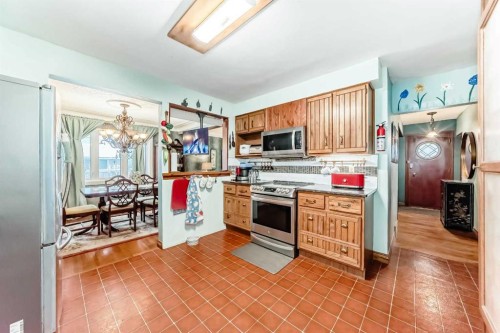 5923 Thorncliffe Drive Nw, Calgary, AB - Indoor Photo Showing Kitchen