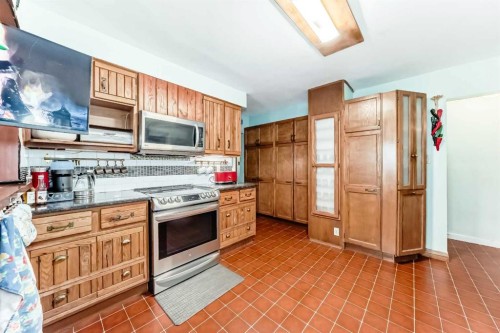 5923 Thorncliffe Drive Nw, Calgary, AB - Indoor Photo Showing Kitchen