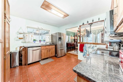 5923 Thorncliffe Drive Nw, Calgary, AB - Indoor Photo Showing Kitchen