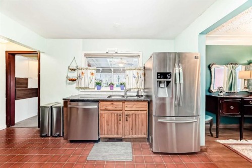 5923 Thorncliffe Drive Nw, Calgary, AB - Indoor Photo Showing Kitchen With Double Sink