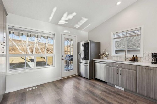 36 Riverview Drive, Cochrane, AB - Indoor Photo Showing Kitchen
