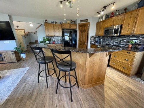 63 Glensummit Close, Cochrane, AB - Indoor Photo Showing Kitchen