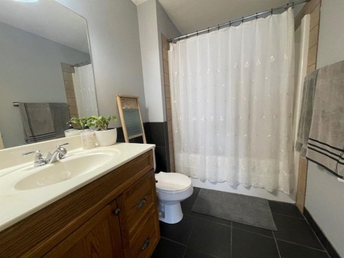 63 Glensummit Close, Cochrane, AB - Indoor Photo Showing Bathroom
