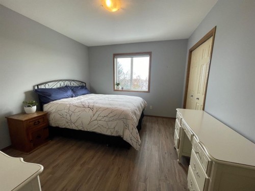 63 Glensummit Close, Cochrane, AB - Indoor Photo Showing Bedroom