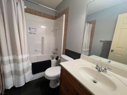 63 Glensummit Close, Cochrane, AB - Indoor Photo Showing Bathroom