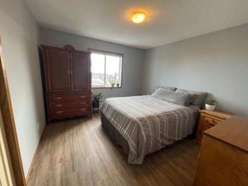 63 Glensummit Close, Cochrane, AB - Indoor Photo Showing Bedroom
