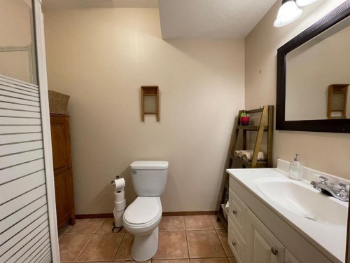 63 Glensummit Close, Cochrane, AB - Indoor Photo Showing Bathroom