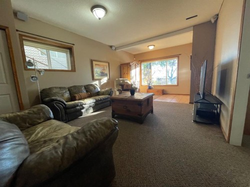 63 Glensummit Close, Cochrane, AB - Indoor Photo Showing Living Room