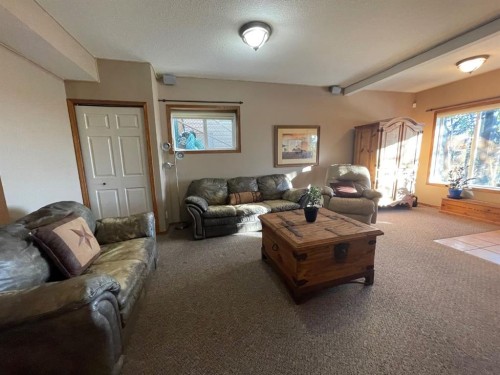 63 Glensummit Close, Cochrane, AB - Indoor Photo Showing Living Room