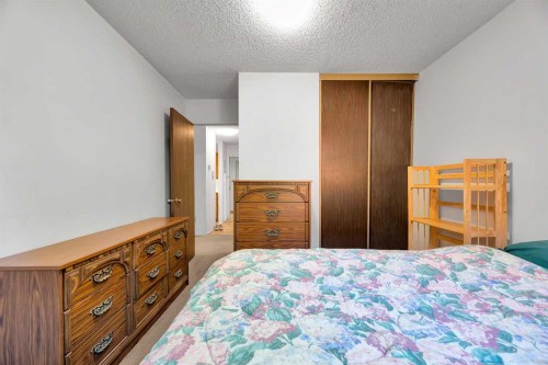 2106-4001B 49 Street Nw, Calgary, AB - Indoor Photo Showing Bedroom