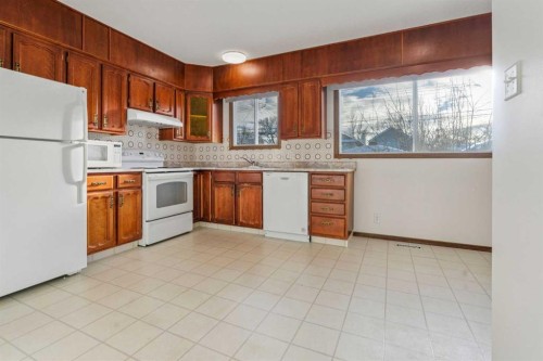 811 19 Avenue Nw, Calgary, AB - Indoor Photo Showing Kitchen