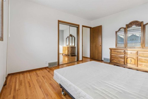 811 19 Avenue Nw, Calgary, AB - Indoor Photo Showing Bedroom