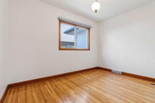811 19 Avenue Nw, Calgary, AB - Indoor Photo Showing Other Room