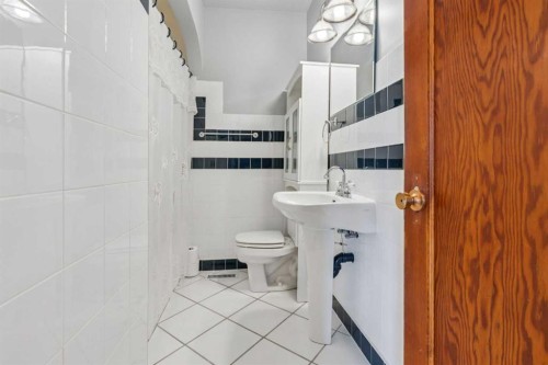 811 19 Avenue Nw, Calgary, AB - Indoor Photo Showing Bathroom