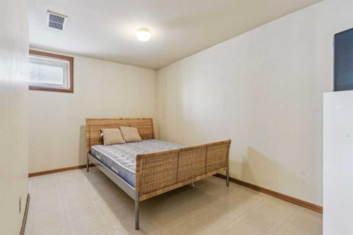 811 19 Avenue Nw, Calgary, AB - Indoor Photo Showing Bedroom