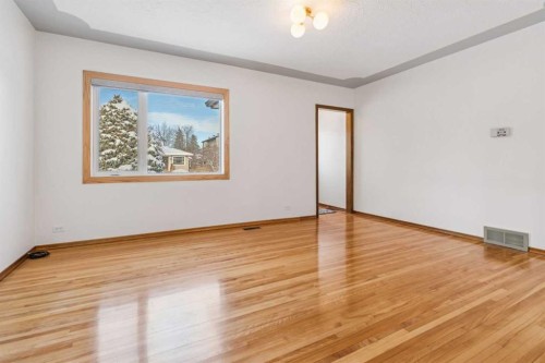 811 19 Avenue Nw, Calgary, AB - Indoor Photo Showing Other Room