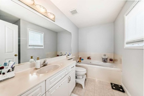 3263 Signal Hill Drive Sw, Calgary, AB - Indoor Photo Showing Bathroom