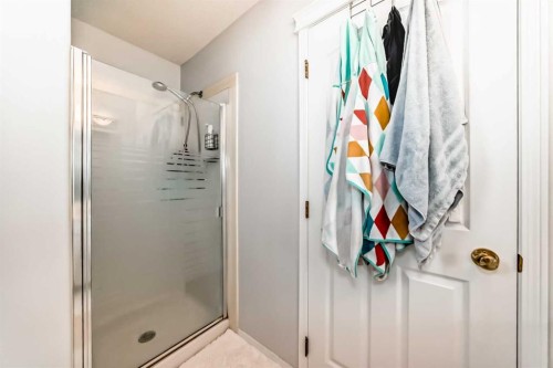 3263 Signal Hill Drive Sw, Calgary, AB - Indoor Photo Showing Bathroom