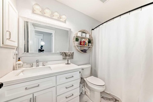 3263 Signal Hill Drive Sw, Calgary, AB - Indoor Photo Showing Bathroom