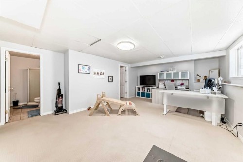 3263 Signal Hill Drive Sw, Calgary, AB - Indoor Photo Showing Other Room