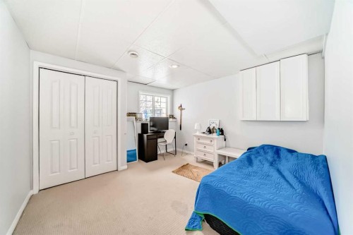 3263 Signal Hill Drive Sw, Calgary, AB - Indoor Photo Showing Bedroom