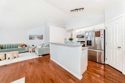 3263 Signal Hill Drive Sw, Calgary, AB - Indoor Photo Showing Kitchen
