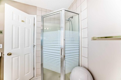 1405 Shawnee Road Sw, Calgary, AB - Indoor Photo Showing Bathroom