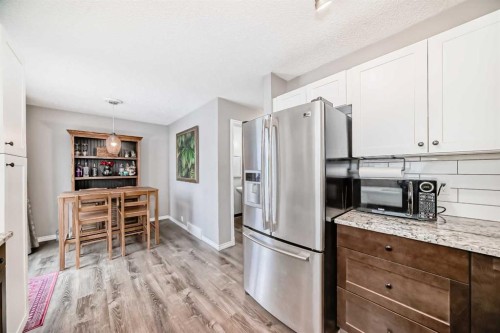 238 Berwick Drive Nw, Calgary, AB - Indoor Photo Showing Kitchen
